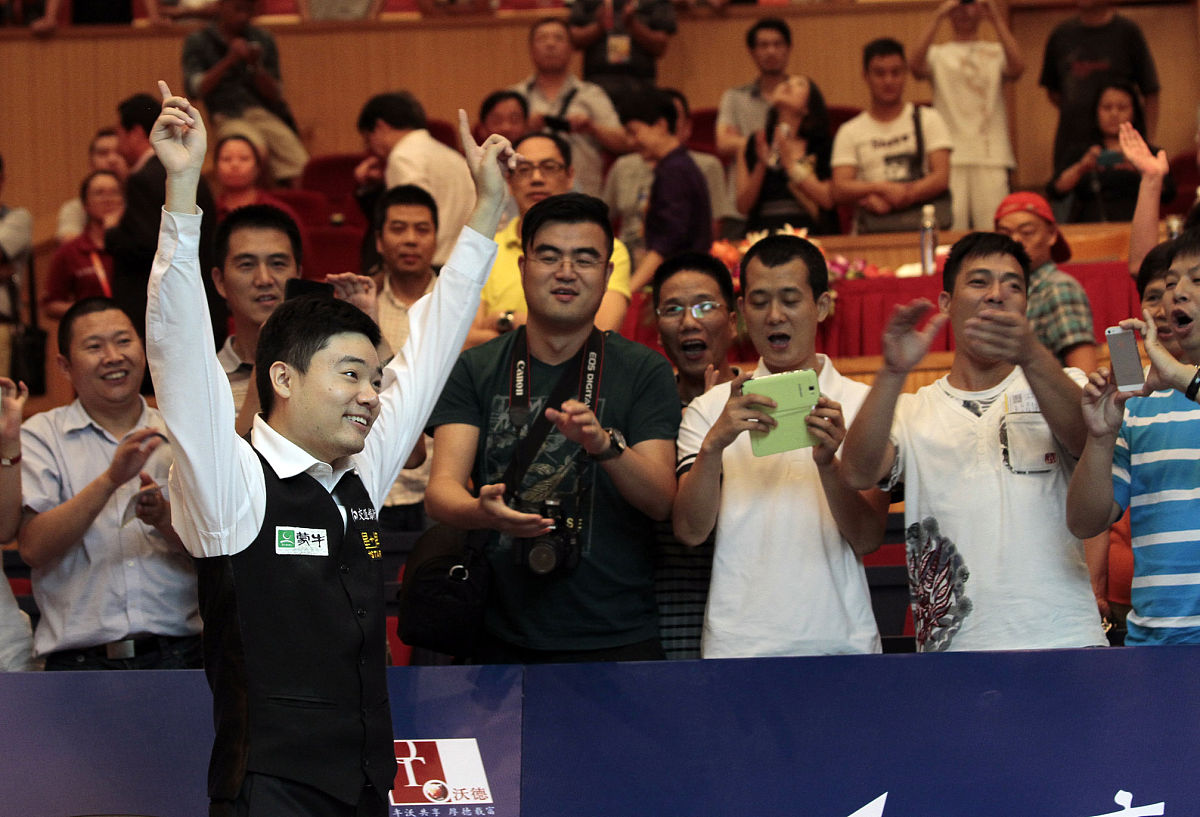 张馨心篮板技狠，北控女篮悍然击败新疆队夺胜，掌声雷动